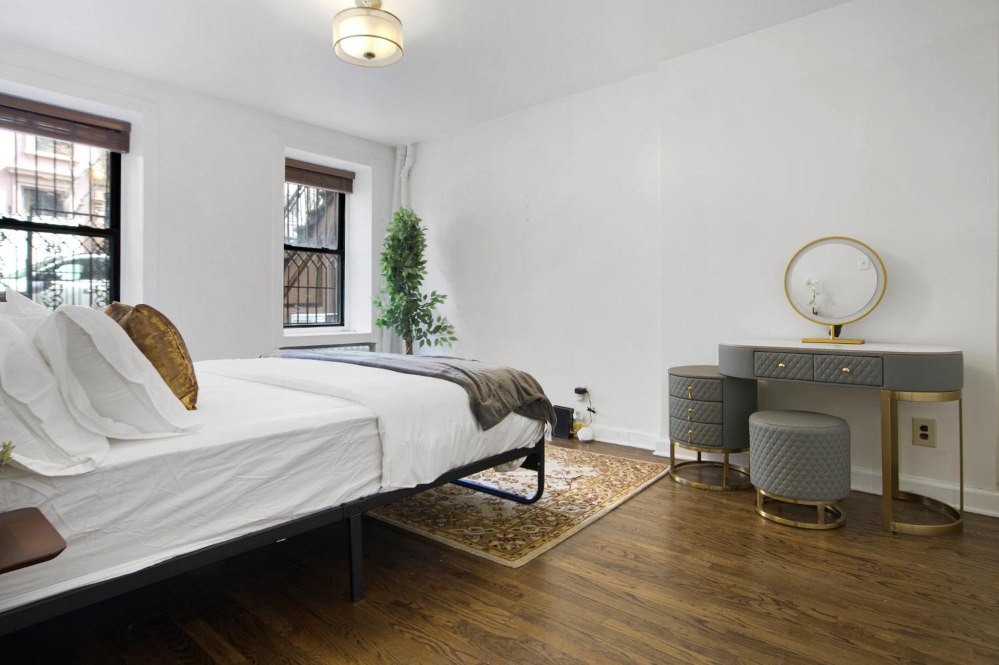 3br Nyc Brownstone Game Backyard Patio New York