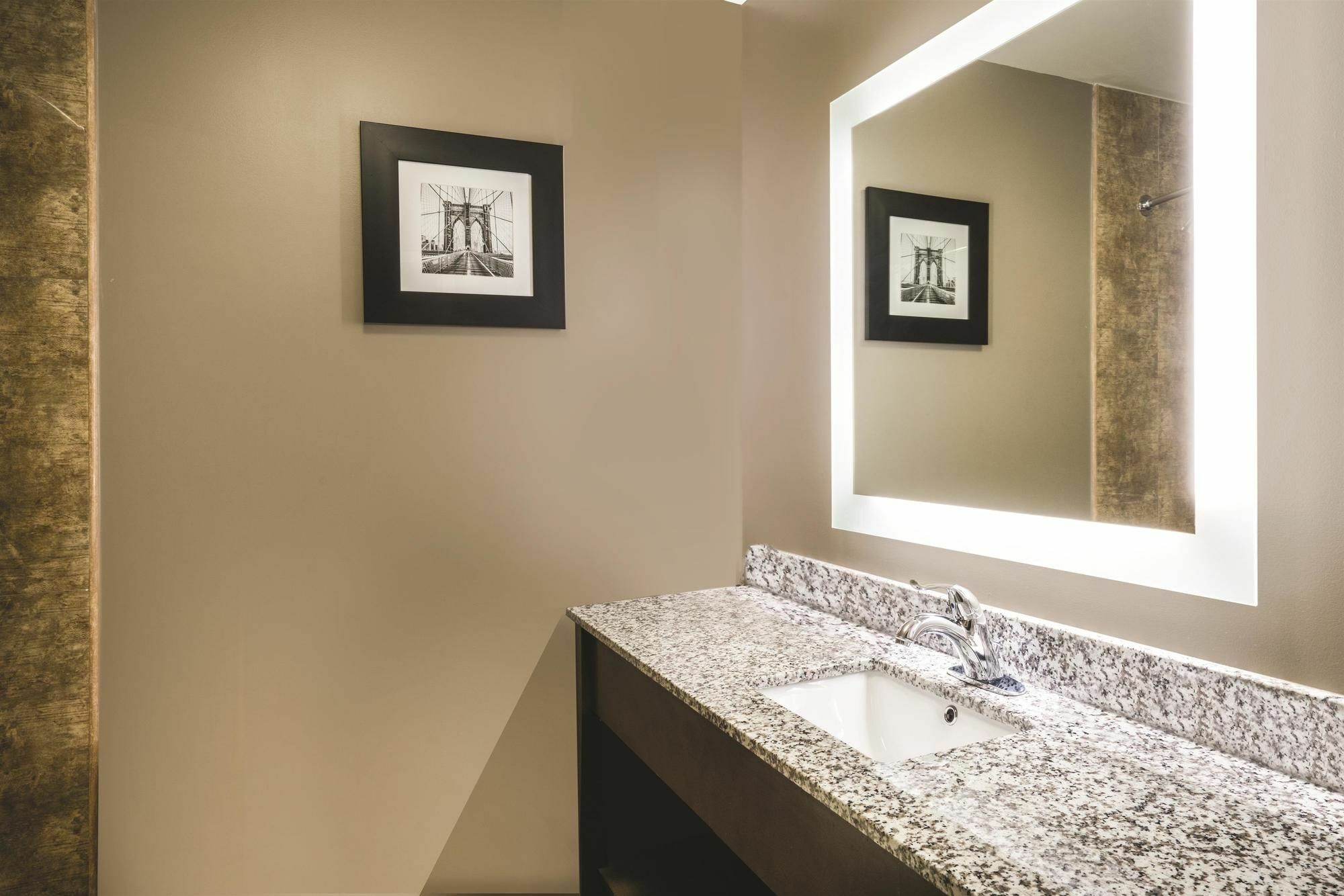 La Quinta By Wyndham Brooklyn Hotel