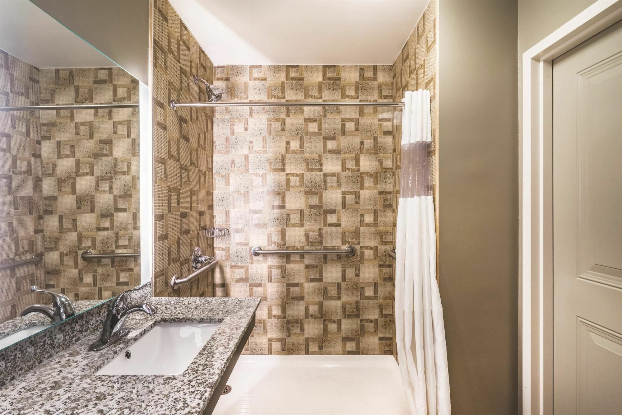 La Quinta By Wyndham Brooklyn Hotel