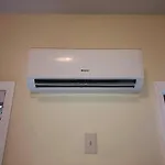 Luxury 2 Bedroom Apartment With Laundry & Close Transport