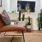 Dérive Stays - Affordable Brooklyn Apt. w/ balcony