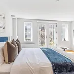 Modern Studio Suite With Charming Juliet Balcony In Upper East Side