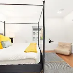 Luxurious 5 Bedroom Townhouse