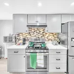 3 Bedroom Duplex W Large Backyard