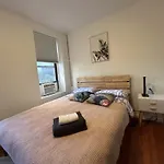 2 Bedroom Modern Unit In Central Manhattan