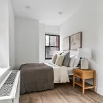 Stylish 2 Bed 1 Bath Stay By The Chrysler Building & Vibrant Murray Hill