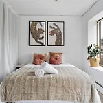 Chinatown Essential 2 Bedroom 900 Square Feet