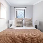 Stylish Midtown 2Bed 1Bth Apartment In The Heart Of Midtown Manhattan