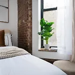 153-1G Newly Renovated 2Br Lower East Side