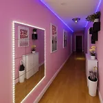 Lemon Vibes Queen Size Room