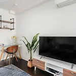 39-2 Renovated 3Br Prime Hudson Yards Area