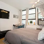 Comfortable One Bedroom Apartment - Times Square