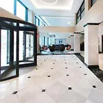 Comfort Inn & Suites - Kew Gardens Near La Guardia Airport