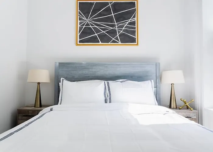 E10-2 Designer East Village Townhouse 1Br W D