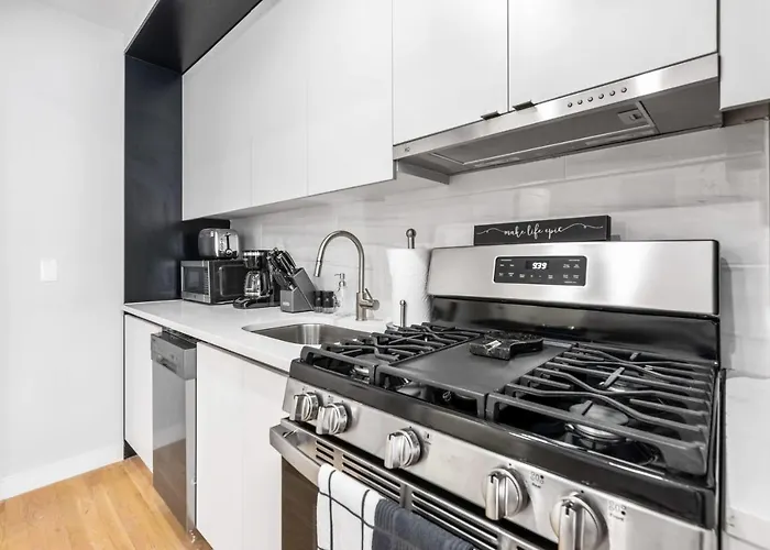 Modern Studio Suite With Charming Juliet Balcony In Upper East Side