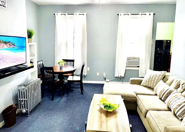 3 Bedrooms 1 Bath Apt, 10 Min To Manhattan!