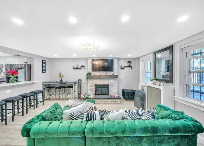 3 Bedroom Duplex W Large Backyard