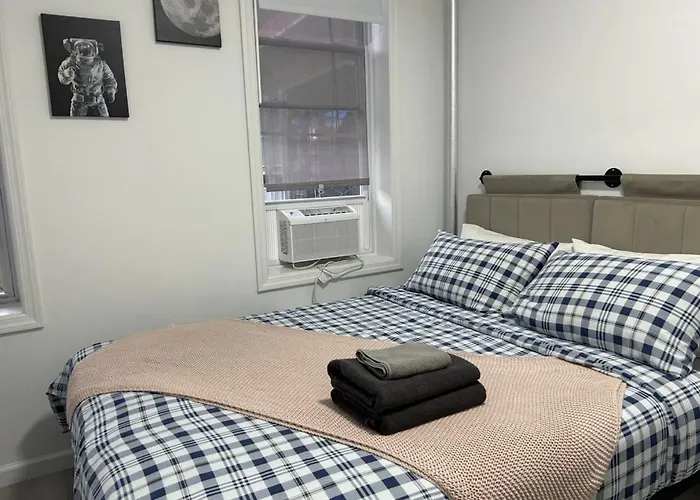 2 Bedroom Modern Unit In Central Manhattan