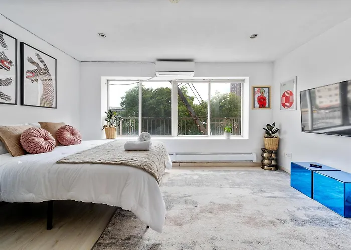 Chinatown Essential 2 Bedroom 900 Square Feet