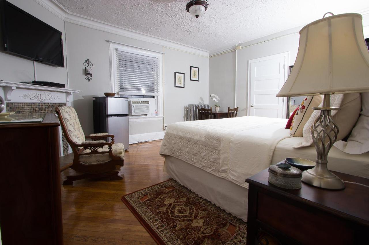 Couette-café A And Fayebed And Breakfast, Inc, *