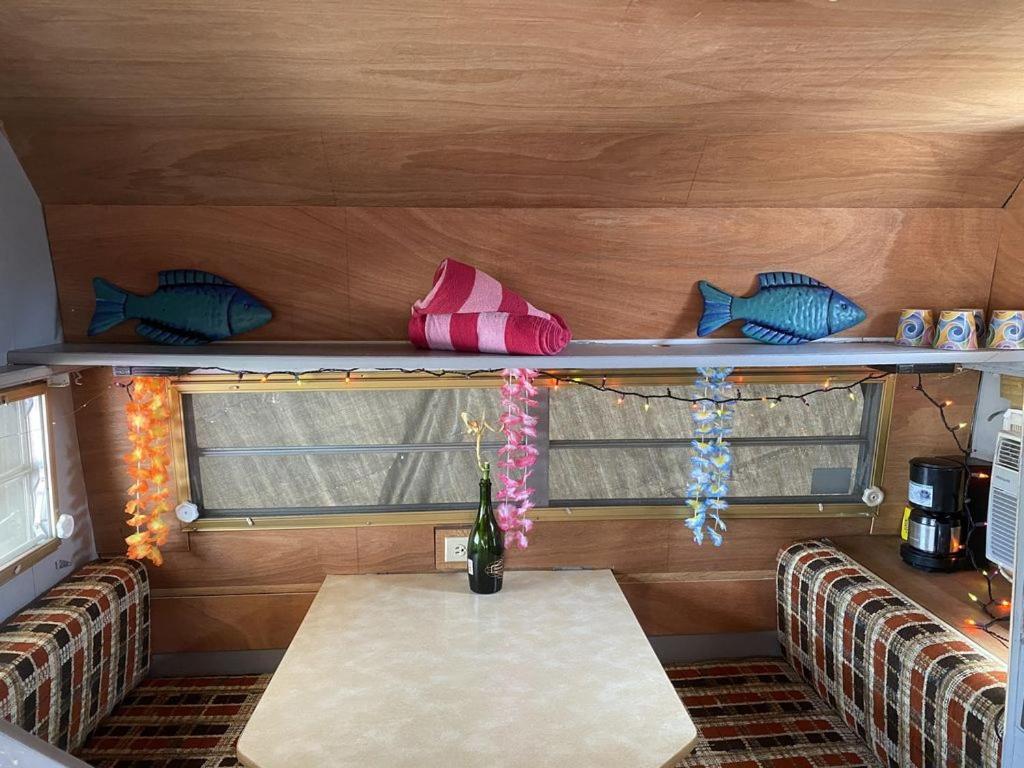Chalé 80s Surf Camper In Rockaway *