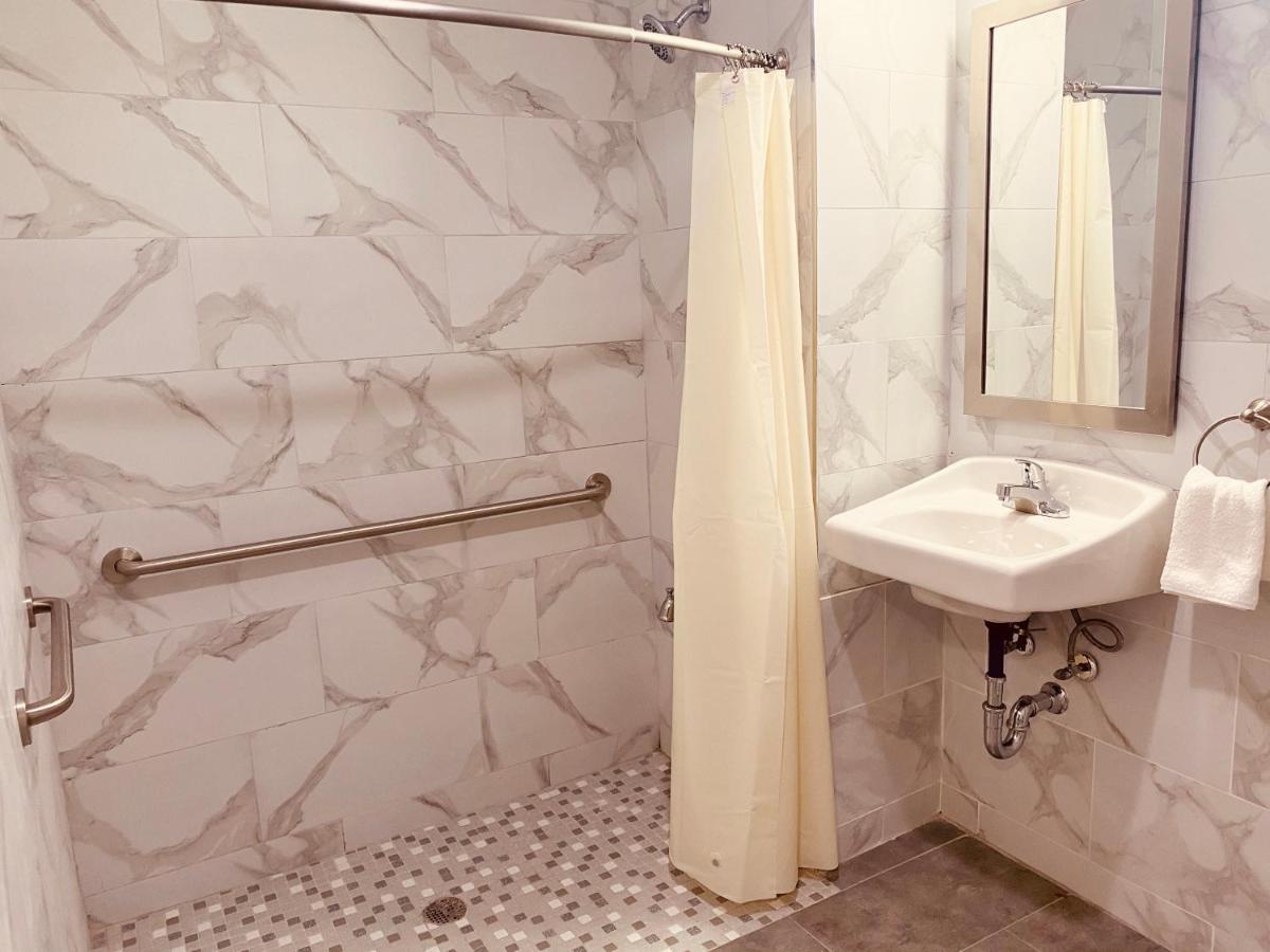Surface Brooklyn (adults Only) 3*
