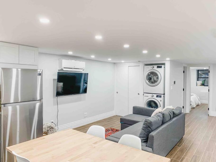 Luxury With Backyard + Close Transportation Appartement