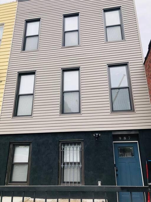 Luxury 2 Bedroom With Laundry & Close Transport *