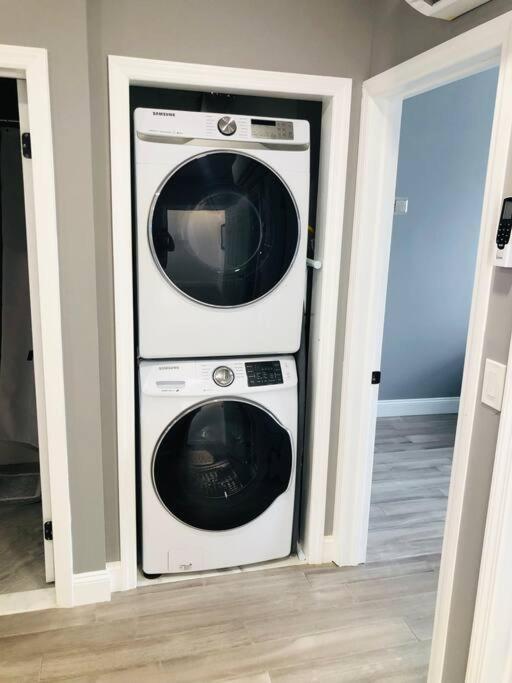 Luxury 2 Bedroom With Laundry & Close Transport Appartement *