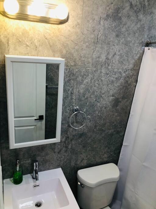 Luxury 2 Bedroom With Laundry & Close Transport * New York