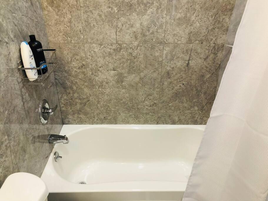 Luxury 2 Bedroom With Laundry & Close Transport New York