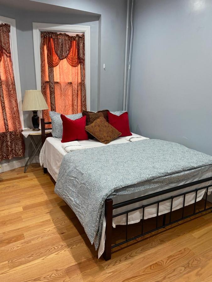 A Spacious In Queens Gæstehus *
