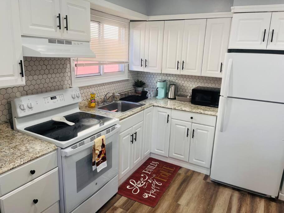 Vee's Nest- Cozy 3 Bedroom With Parking Appartement *