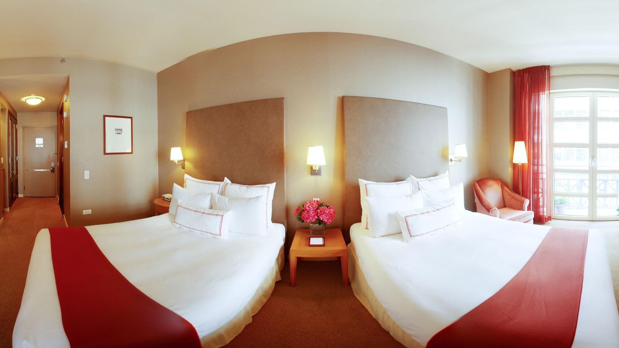 Hotel Giraffe By Library Collection 4*
