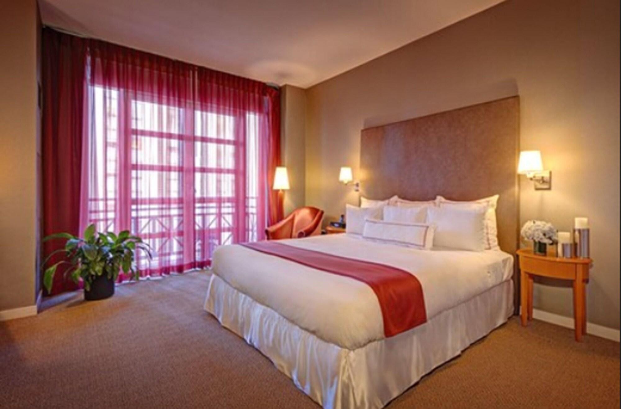Giraffe By Library Collection 4* New York