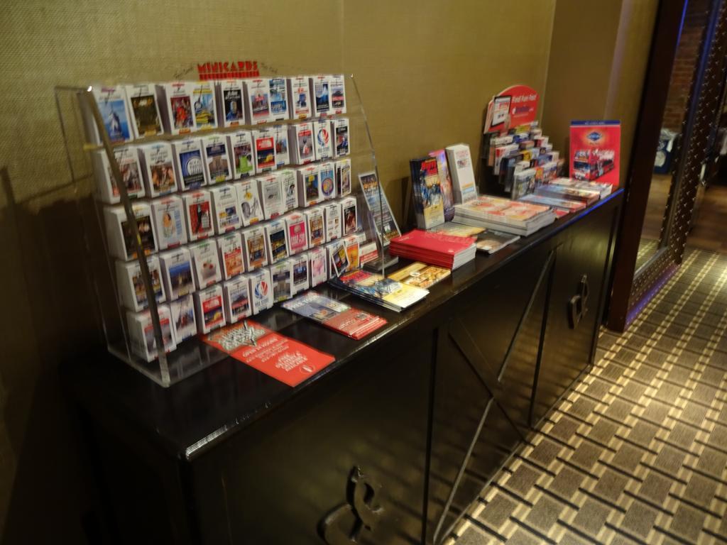 Hostal Broadway & *