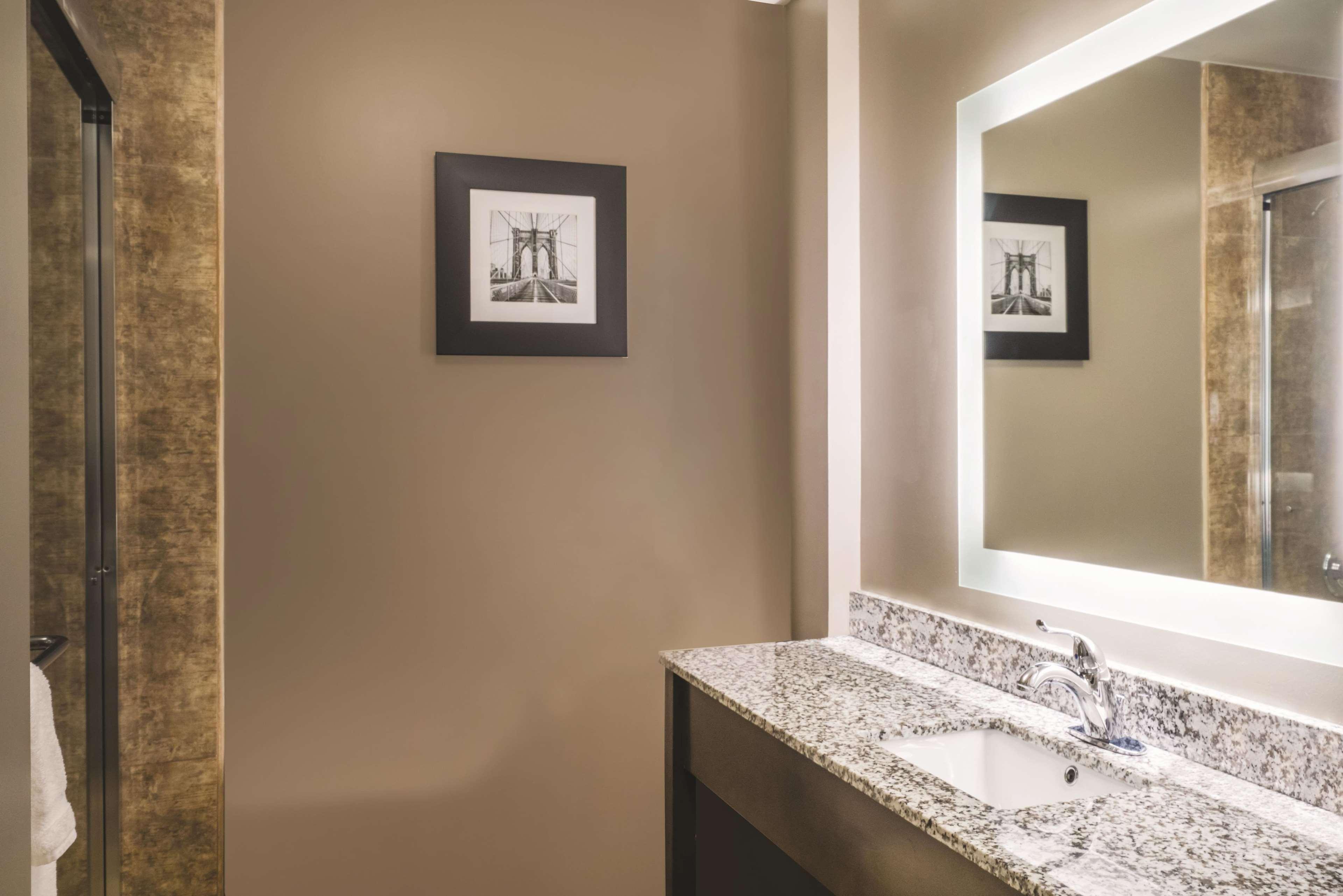 La Quinta By Wyndham Brooklyn Hotel