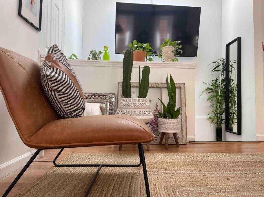 Dérive Stays - Affordable Brooklyn Apt. W/ Balcony *