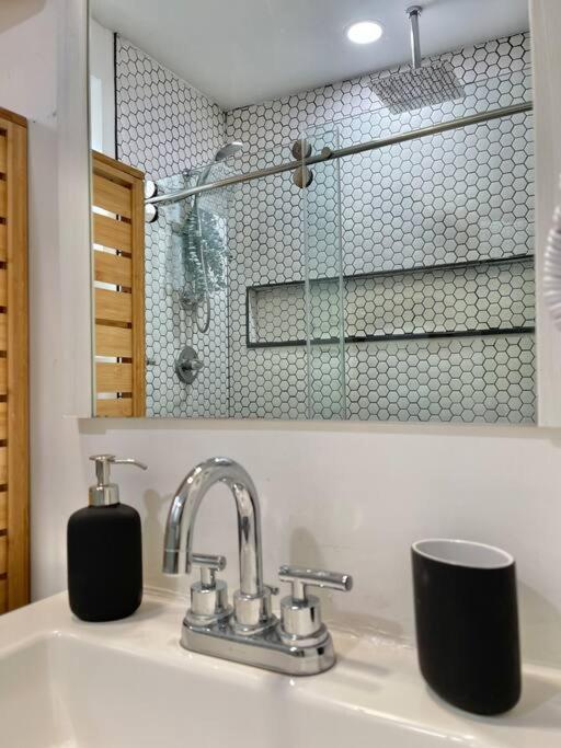 Dérive Stays - Affordable Brooklyn Apt. W/ Balcony *