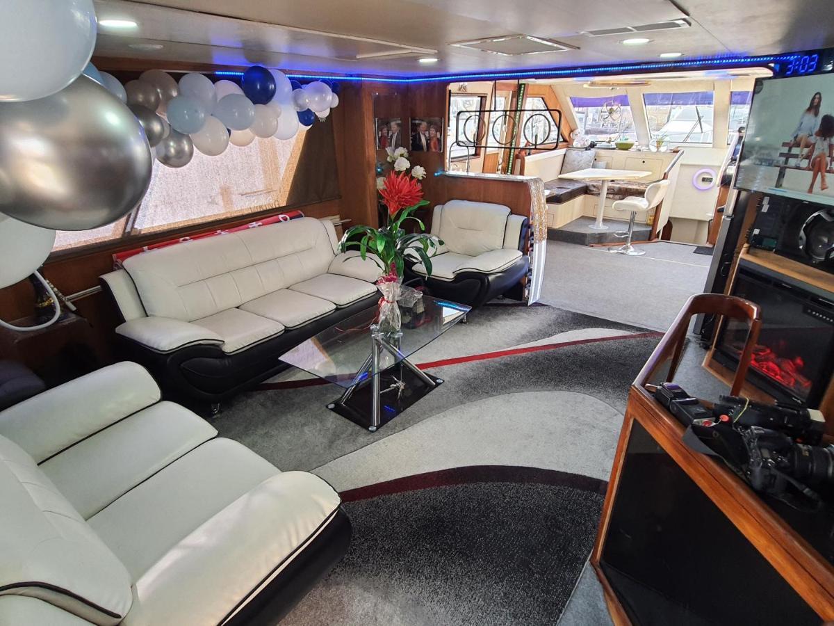 Botel Oceanfront 3-decks @ Yacht Nova York