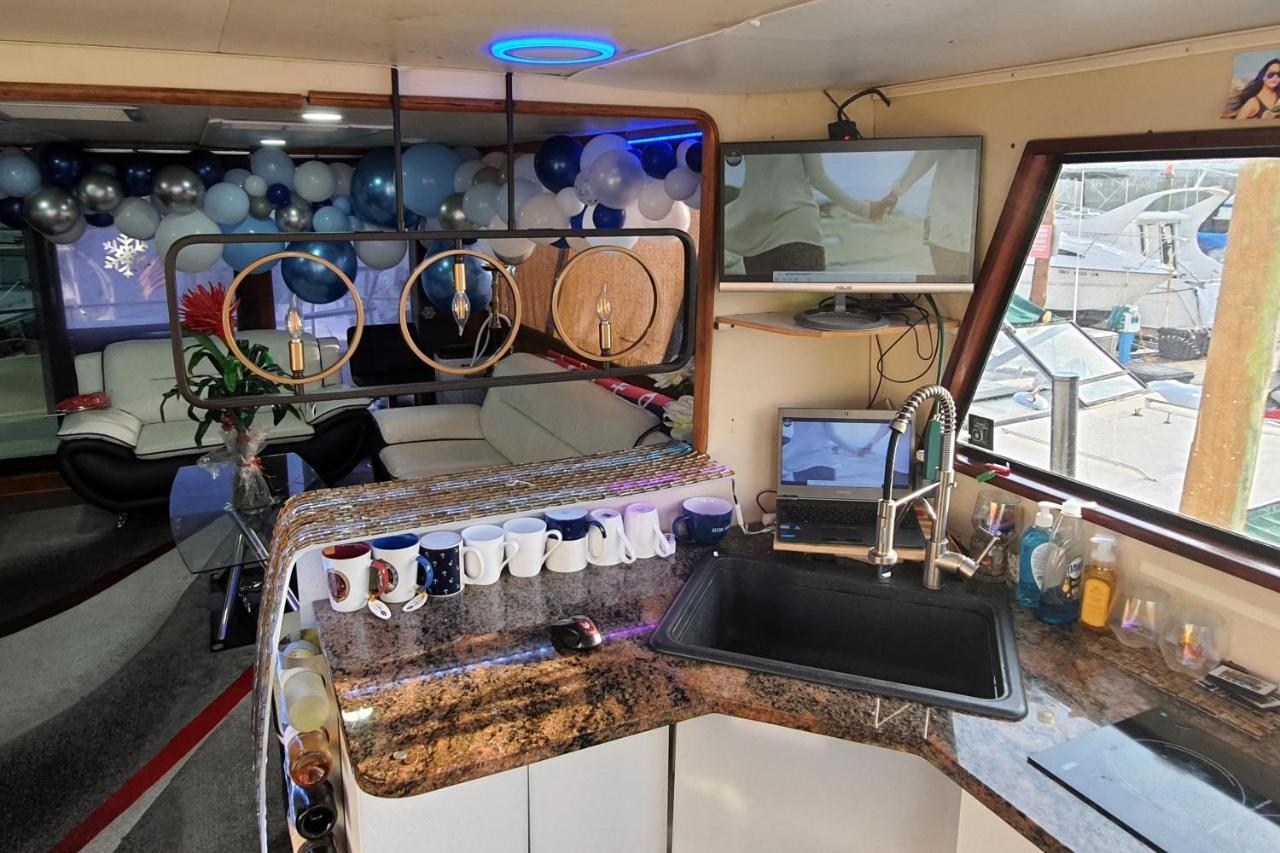 Botel Oceanfront 3-decks @ Yacht Nova York