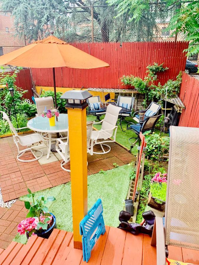 Lga Airport 3 Mins, 3 Bedroom Duplex House, Parking And Private Backyard, 9mins Subway! Casa de férias