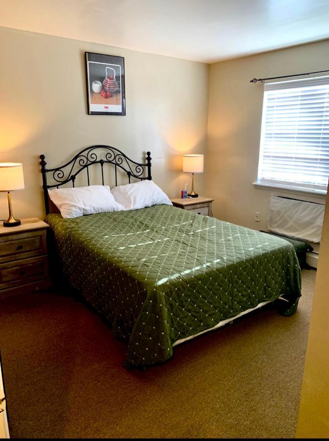 Large 3-bedrooms/2-bath Apt, One Block To Train Séjour chez l'habitant *