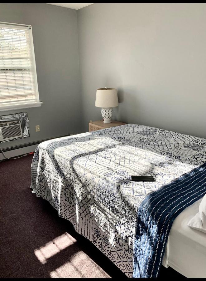 Large 3-bedrooms/2-bath Apt, One Block To Train Séjour chez l'habitant *