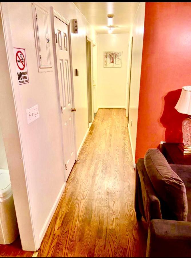 Séjour chez l'habitant Large 3-bedrooms/2-bath Apt, One Block To Train