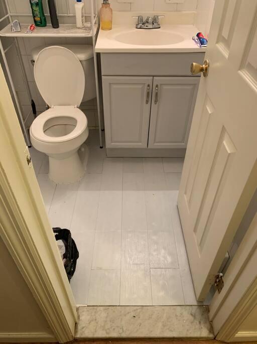 Large 3-bedrooms/2-bath Apt, One Block To Train Séjour chez l'habitant New York