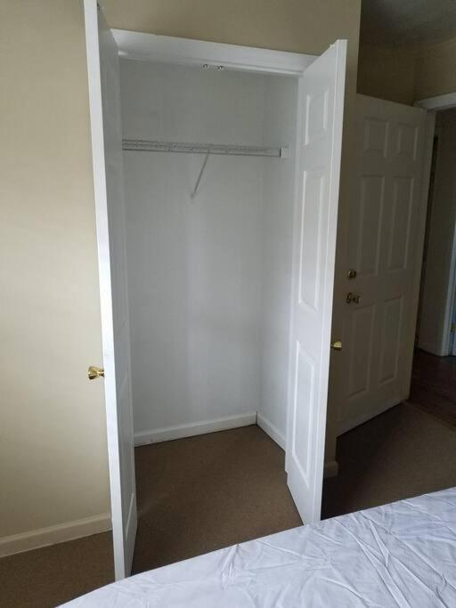 Accommodatie bij particulieren Large 3-bedrooms/2-bath Apt, One Block To Train New York