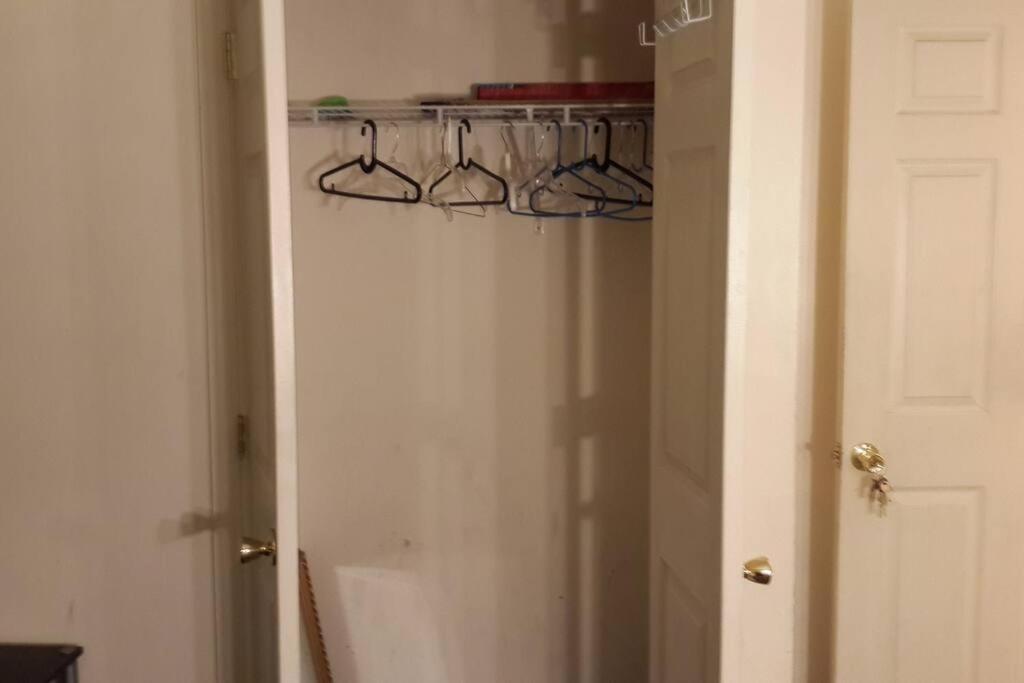 Séjour chez l'habitant Large 3-bedrooms/2-bath Apt, One Block To Train *