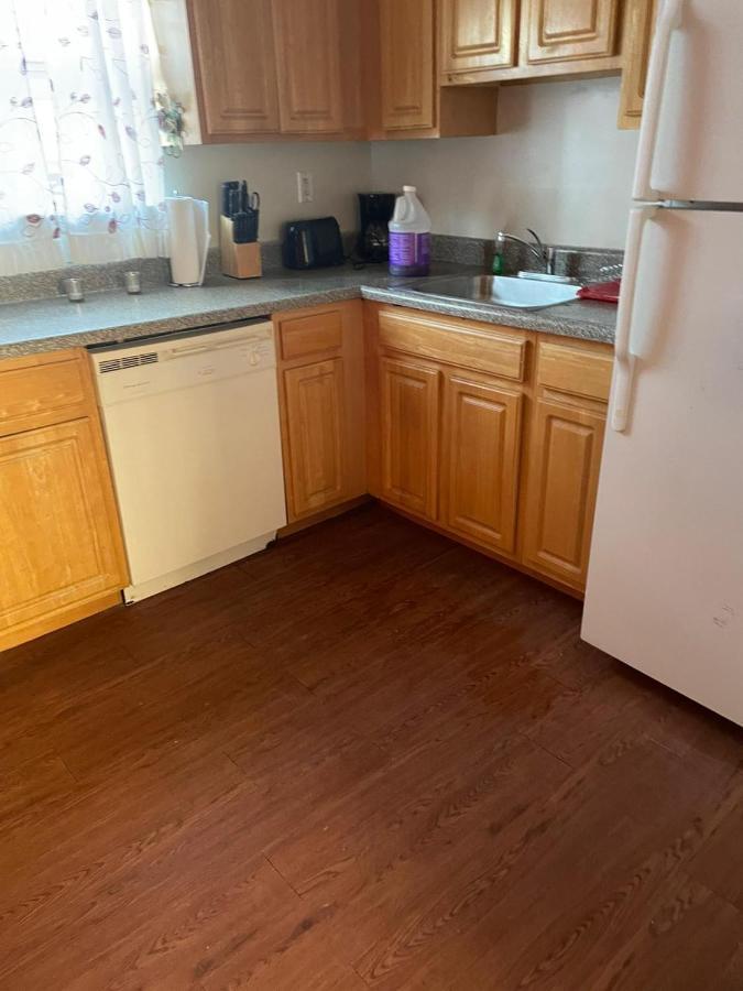 Accommodatie bij particulieren Large 3-bedrooms/2-bath Apt, One Block To Train