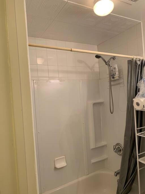 Large 3-bedrooms/2-bath Apt, One Block To Train Accommodatie bij particulieren *